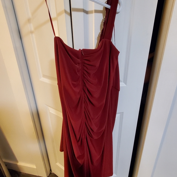 Beautiful burgundy dress - Picture 2 of 2